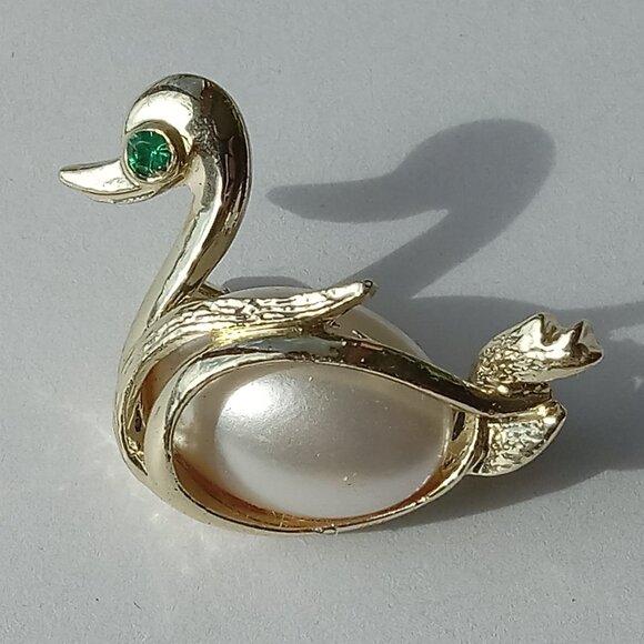 Jewelry - Rare Vintage Jelly Belly Swan Brooch Pin Green Gem Eye